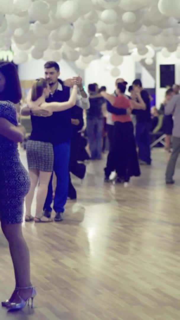 Lidé tančí tango Vertikální video — Stock video