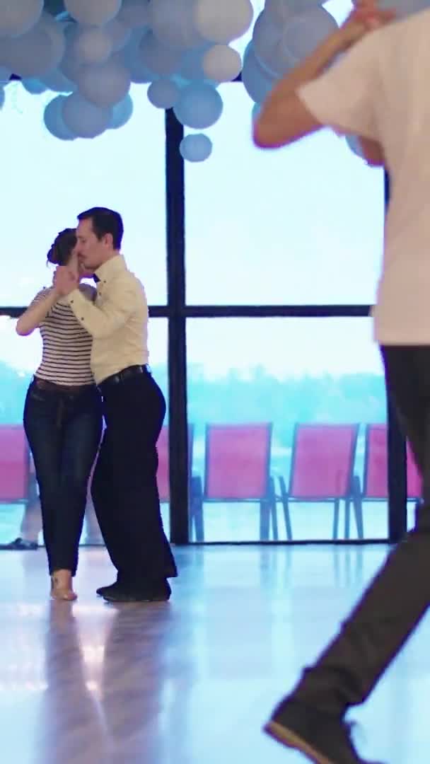 Volkstänzer tanzen Tango Vertikales Video — Stockvideo