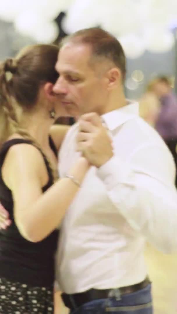 Pessoas dançarinas dança tango Vídeo vertical — Vídeo de Stock