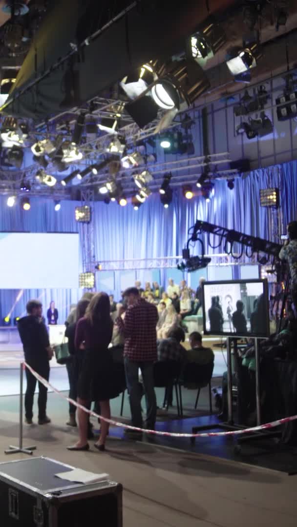 Enregistrement dans un studio de télévision lors d'une diffusion en direct Vidéo verticale — Video