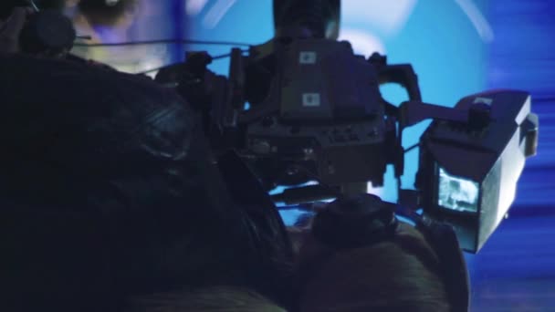 Merekam di studio TV selama siaran langsung video Vertikal — Stok Video