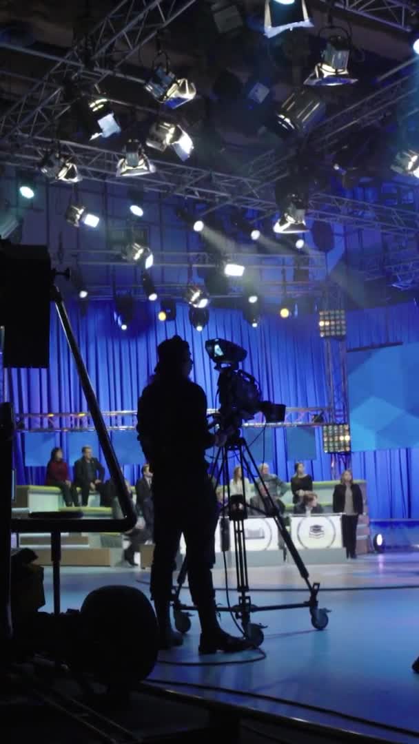 Registrazione in uno studio televisivo durante una trasmissione in diretta Video verticale — Video Stock