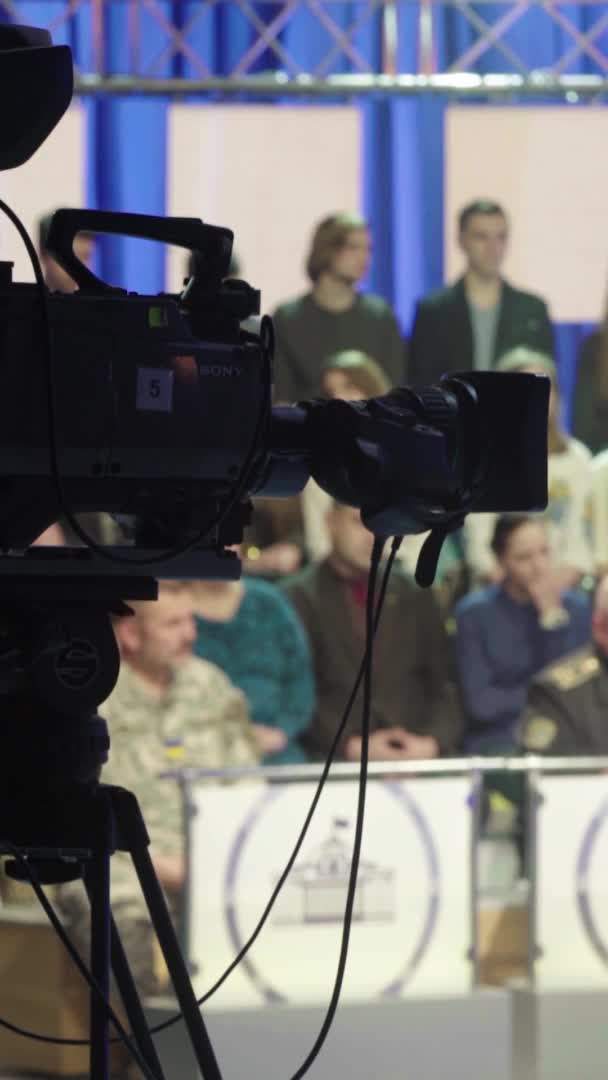 Grabación en un estudio de televisión durante una transmisión en vivo Vídeo vertical — Vídeo de stock