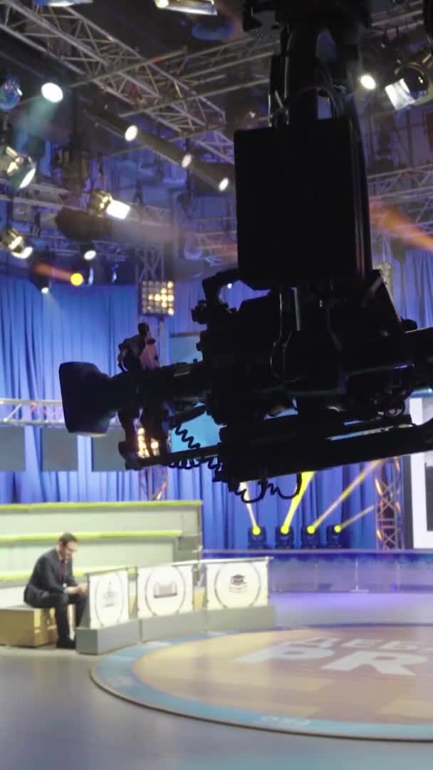 Opname in een tv-studio tijdens een live-uitzending Verticale video — Stockvideo