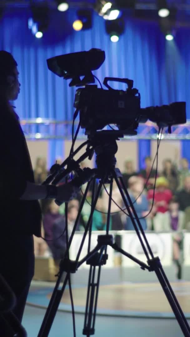 Grabación en un estudio de televisión durante una transmisión en vivo Vídeo vertical — Vídeos de Stock
