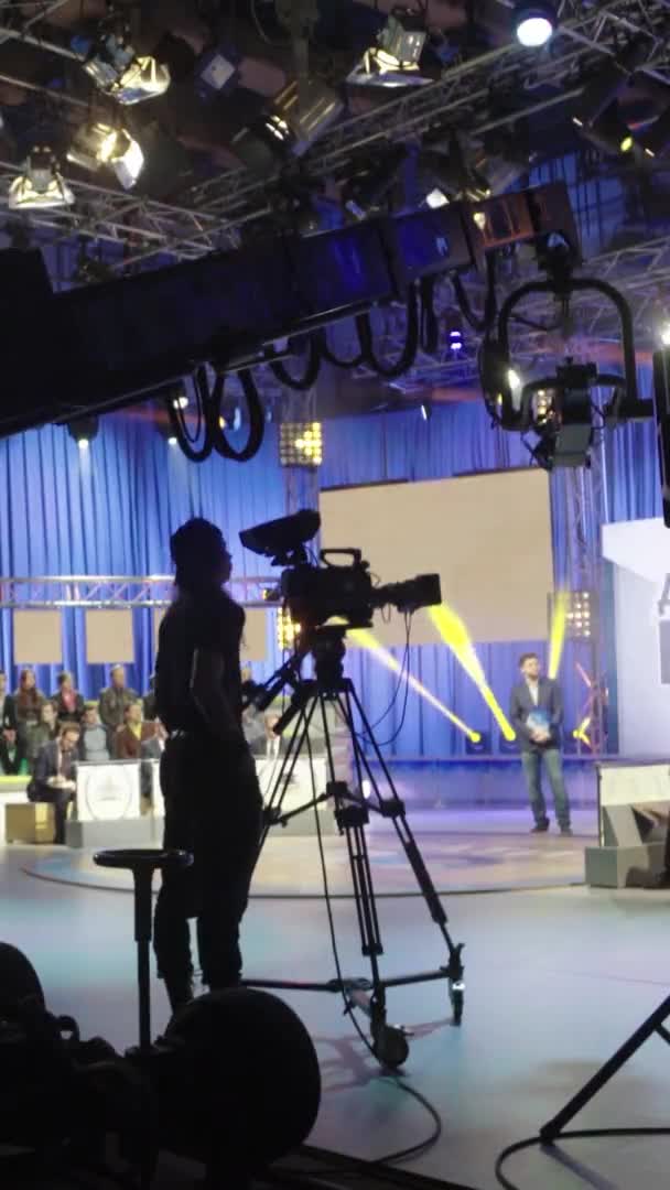 Enregistrement dans un studio de télévision lors d'une diffusion en direct Vidéo verticale — Video