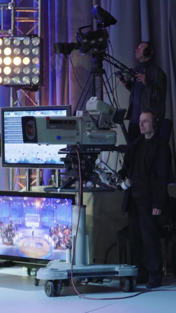 Enregistrement dans un studio de télévision lors d'une diffusion en direct Vidéo verticale — Video