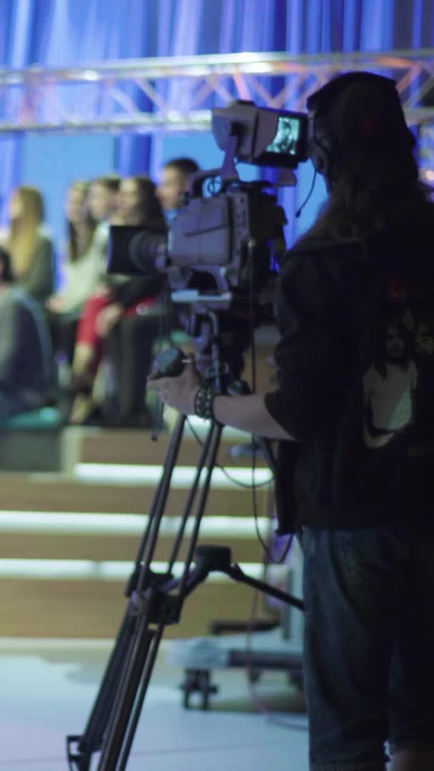 Grabación en un estudio de televisión durante una transmisión en vivo Vídeo vertical — Vídeos de Stock