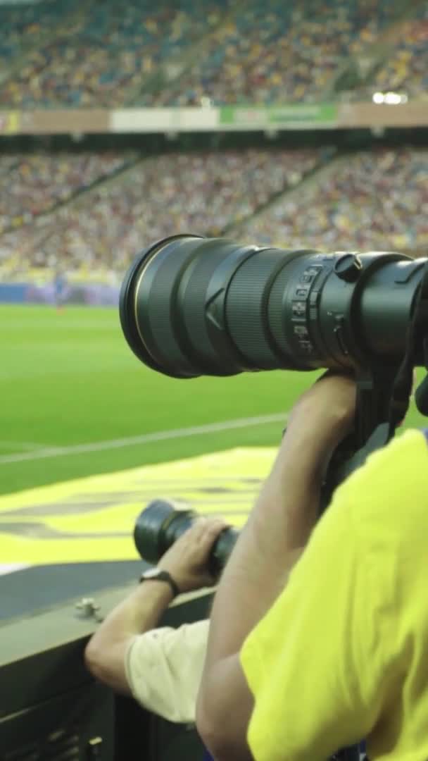 Le travail d'un photographe au stade Vidéo verticale — Video