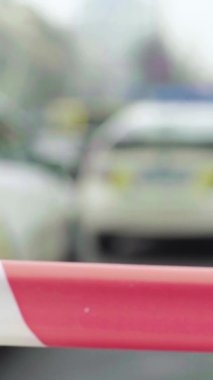 Olay yerindeki bariyer polis bandını uyardı. Dikey video.