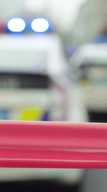 Olay yerindeki bariyer polis bandını uyardı. Dikey video.