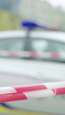 Olay yerindeki bariyer polis bandını uyardı. Dikey video.