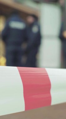 Olay yerindeki bariyer polis bandını uyardı. Dikey video.