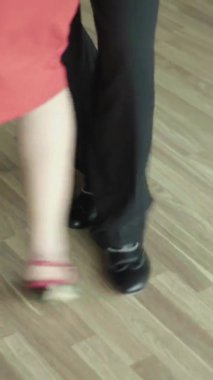 Tango dans ederken ayakla dans eder