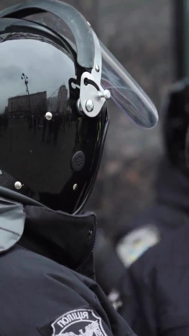 Escuadrón policial en una calle de la ciudad Vídeo vertical — Vídeo de stock