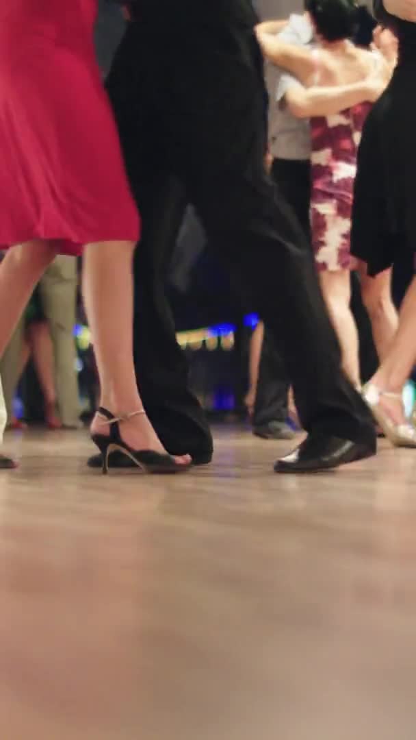 Tango χορευτές πόδια ενώ χορεύει κατακόρυφα βίντεο — Αρχείο Βίντεο