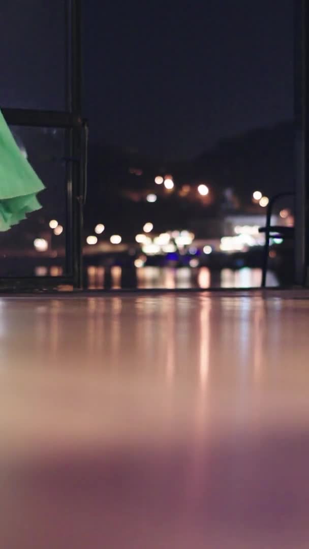 垂直ビデオを踊りながらタンゴダンサーの足 — ストック動画