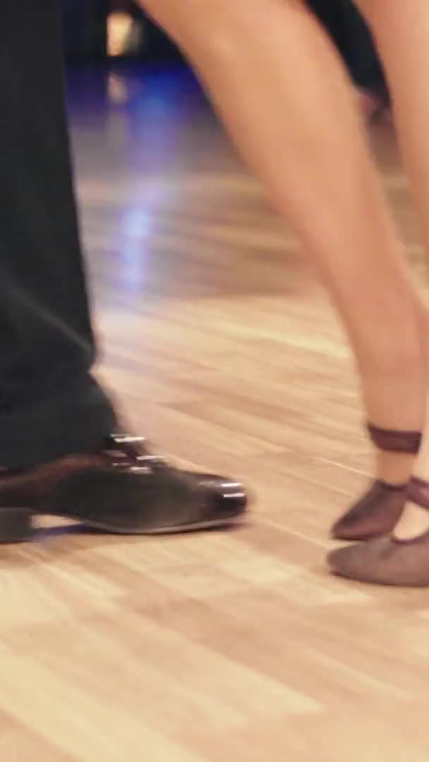 Tango bailarines pies mientras bailan vídeo vertical — Vídeo de stock