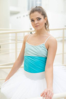 Güzel, esnek, genç kız balerin. Bale