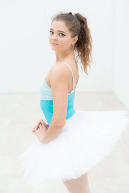 Güzel, esnek, genç kız balerin. Bale