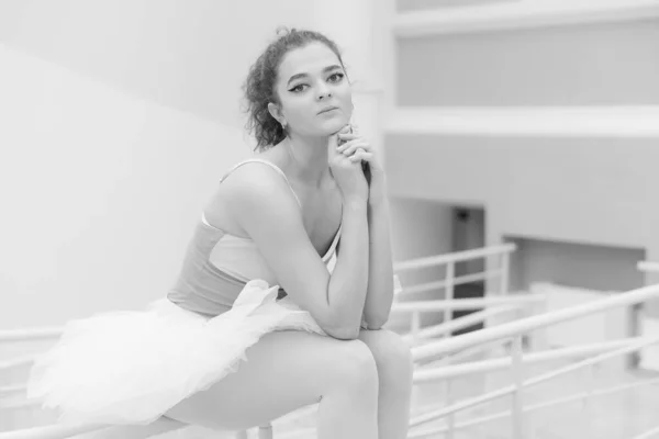 Sort og hvidt foto af fleksibel slank ung pige ballerina. BW - Stock-foto