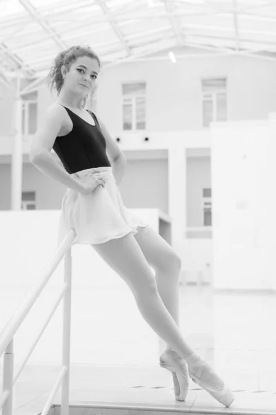 Black and white photo of flexible slender young girl ballerina. BW — Zdjęcie stockowe