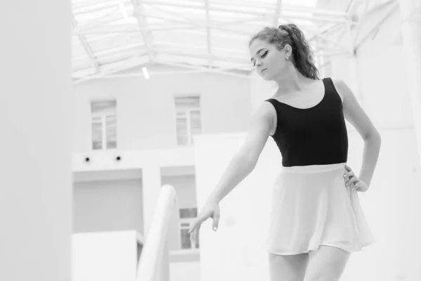 Foto hitam dan putih dari balerina muda yang ramping dan fleksibel. BW — Stok Foto