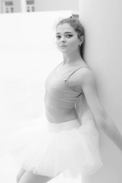 Black and white photo of flexible slender young girl ballerina. BW — Stock Photo, Image