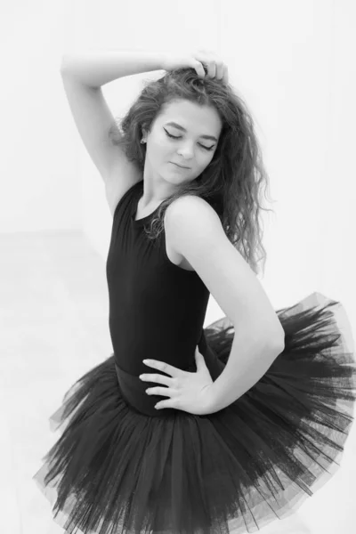 Foto em preto e branco de bailarina jovem e magra flexível. BW — Fotografia de Stock