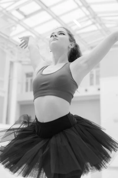 Foto em preto e branco de bailarina jovem e magra flexível. BW — Fotografia de Stock