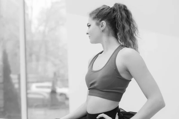 Foto en blanco y negro de la bailarina flaca flexible. BW —  Fotos de Stock