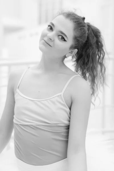 Foto en blanco y negro de la bailarina flaca flexible. BW — Foto de Stock