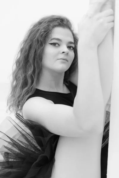 Zwart-wit foto van flexibele slanke jonge meisje ballerina. BW — Stockfoto