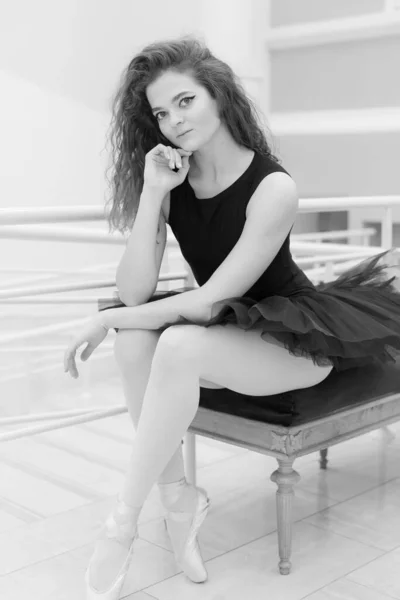 Black and white photo of flexible slender young girl ballerina. BW — Zdjęcie stockowe