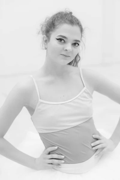 Black and white photo of flexible slender young girl ballerina. BW — ストック写真