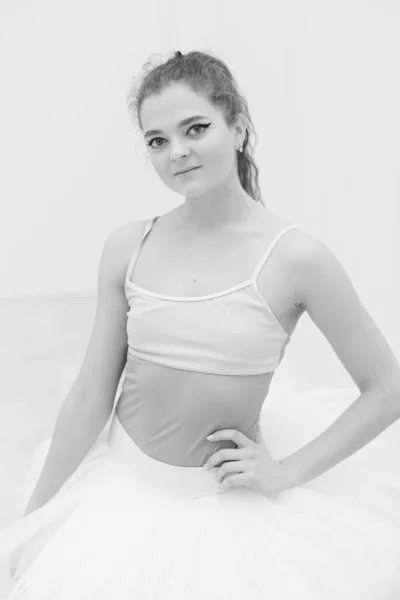 Black and white photo of flexible slender young girl ballerina. BW — Zdjęcie stockowe