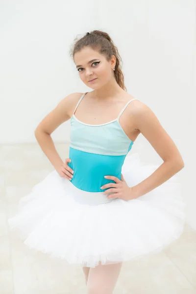 Bella flessibile snella ragazza ballerina. Balletto — Foto Stock