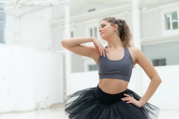 Vacker flexibel smal ung flicka ballerina. Balett — Stockfoto