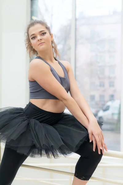Hermosa bailarina chica delgada flexible. Ballet —  Fotos de Stock
