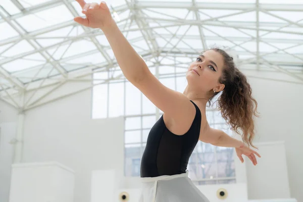 Bela bailarina jovem flexível e esbelta. Ballet. — Fotografia de Stock