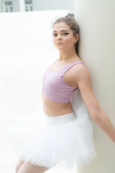 美しい柔軟なスレンダーな若い女の子のバレリーナ。バレエ — ストック写真