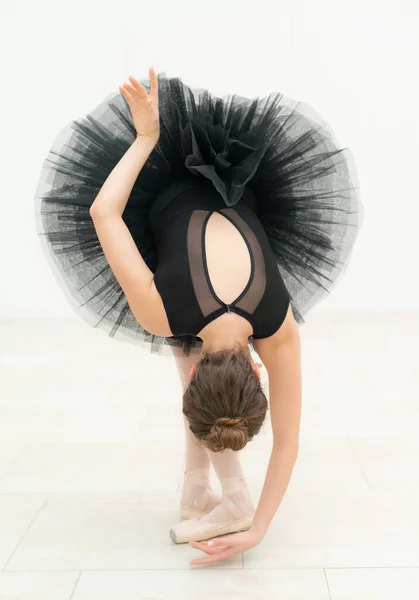 Gyönyörű rugalmas karcsú fiatal lány balerina. Balett — Stock Fotó