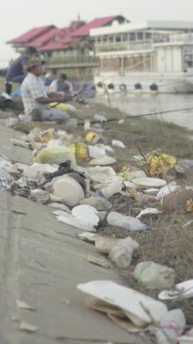 Sihanoukville Kamboçya 'nın sokaklarındaki çöpler Asya Dikey Videosu