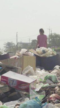 Sihanoukville Kamboçya 'nın sokaklarındaki çöpler Asya Dikey Videosu