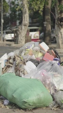 Sihanoukville Kamboçya 'nın sokaklarındaki çöpler Asya Dikey Videosu