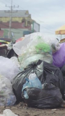 Sihanoukville Kamboçya 'nın sokaklarındaki çöpler Asya Dikey Videosu