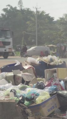 Sihanoukville Kamboçya 'nın sokaklarındaki çöpler Asya Dikey Videosu