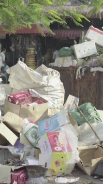 Sihanoukville Kamboçya 'nın sokaklarındaki çöpler Asya Dikey Videosu