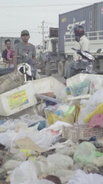 Sihanoukville Kamboçya 'nın sokaklarındaki çöpler Asya Dikey Videosu