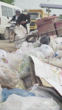 Sihanoukville Kamboçya 'nın sokaklarındaki çöpler Asya Dikey Videosu